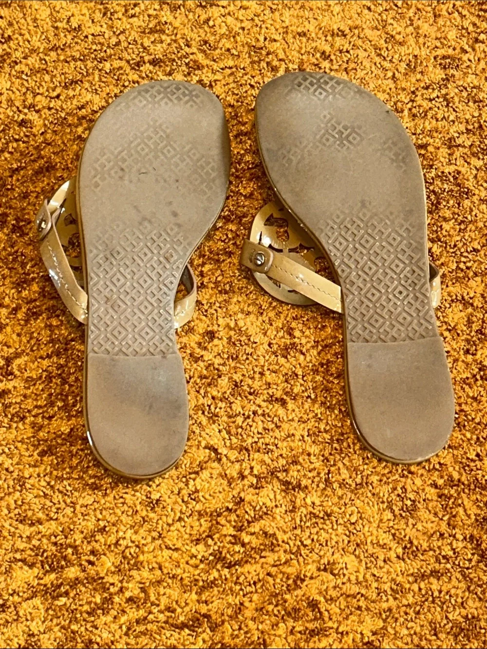 Tory Burch Patent Leather Logo Thong Sandals in Beige
